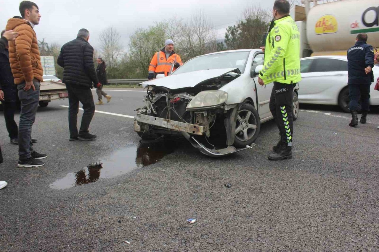 Otoyolda 7 kişinin bindiği otomobil hurdaya döndü