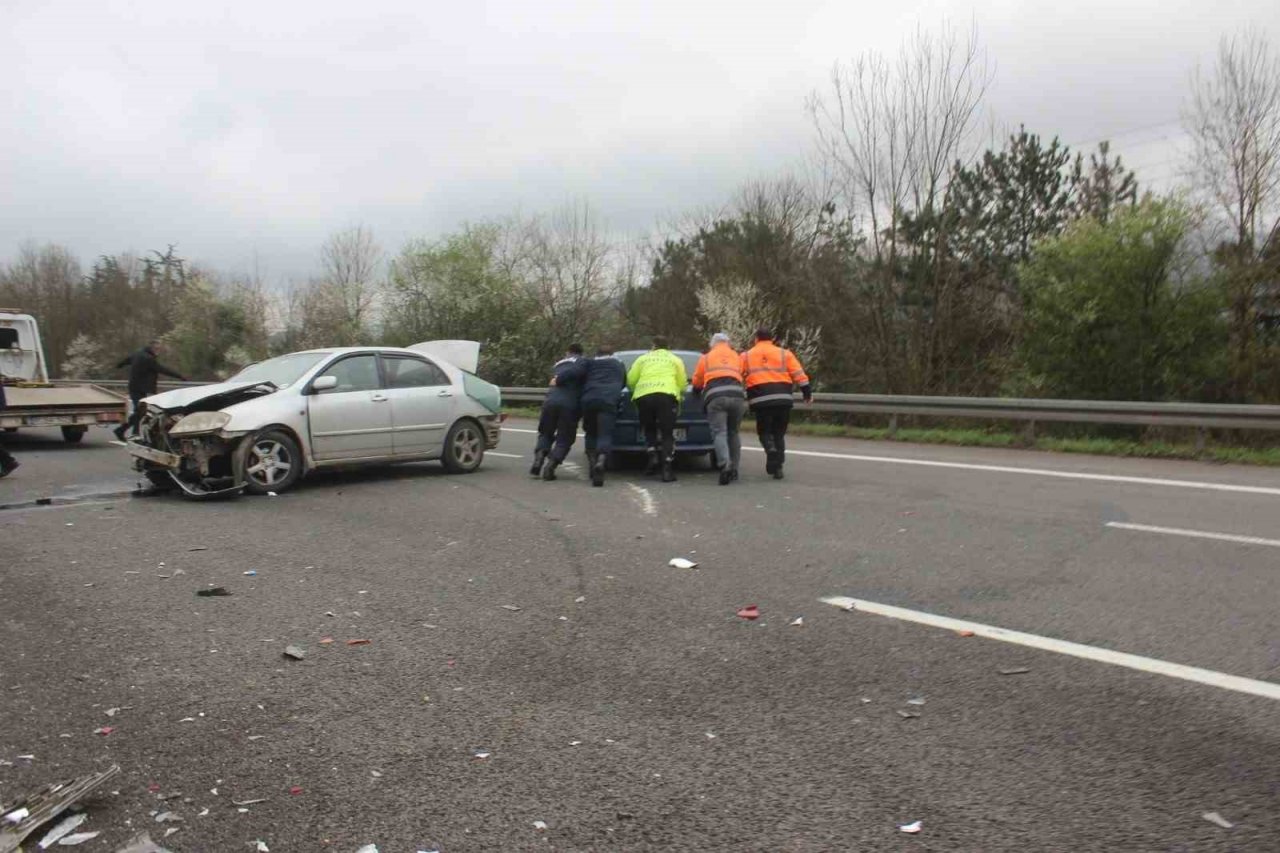 Otoyolda 7 kişinin bindiği otomobil hurdaya döndü