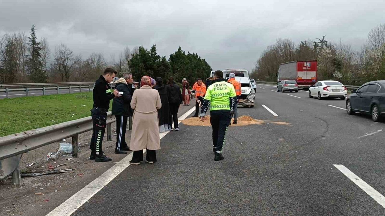 Otoyolda 7 kişinin bindiği otomobil hurdaya döndü