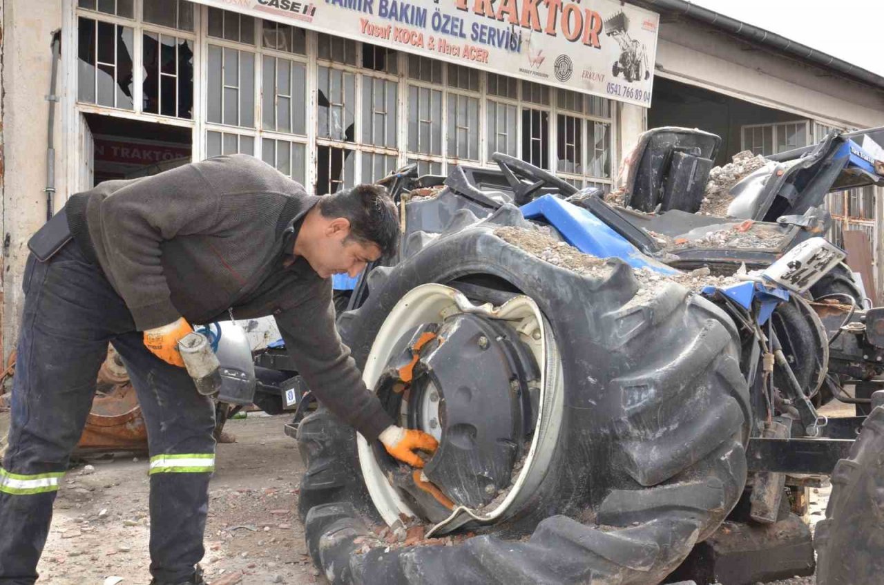 Enkaz altından çıkan traktörler, yüz binlerce liralık masrafla yeniden tarlaya dönüyor