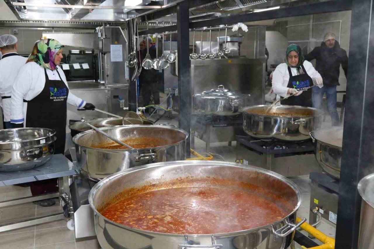 Ünye’deki aşevinden günlük 5 bin kişiye yemek