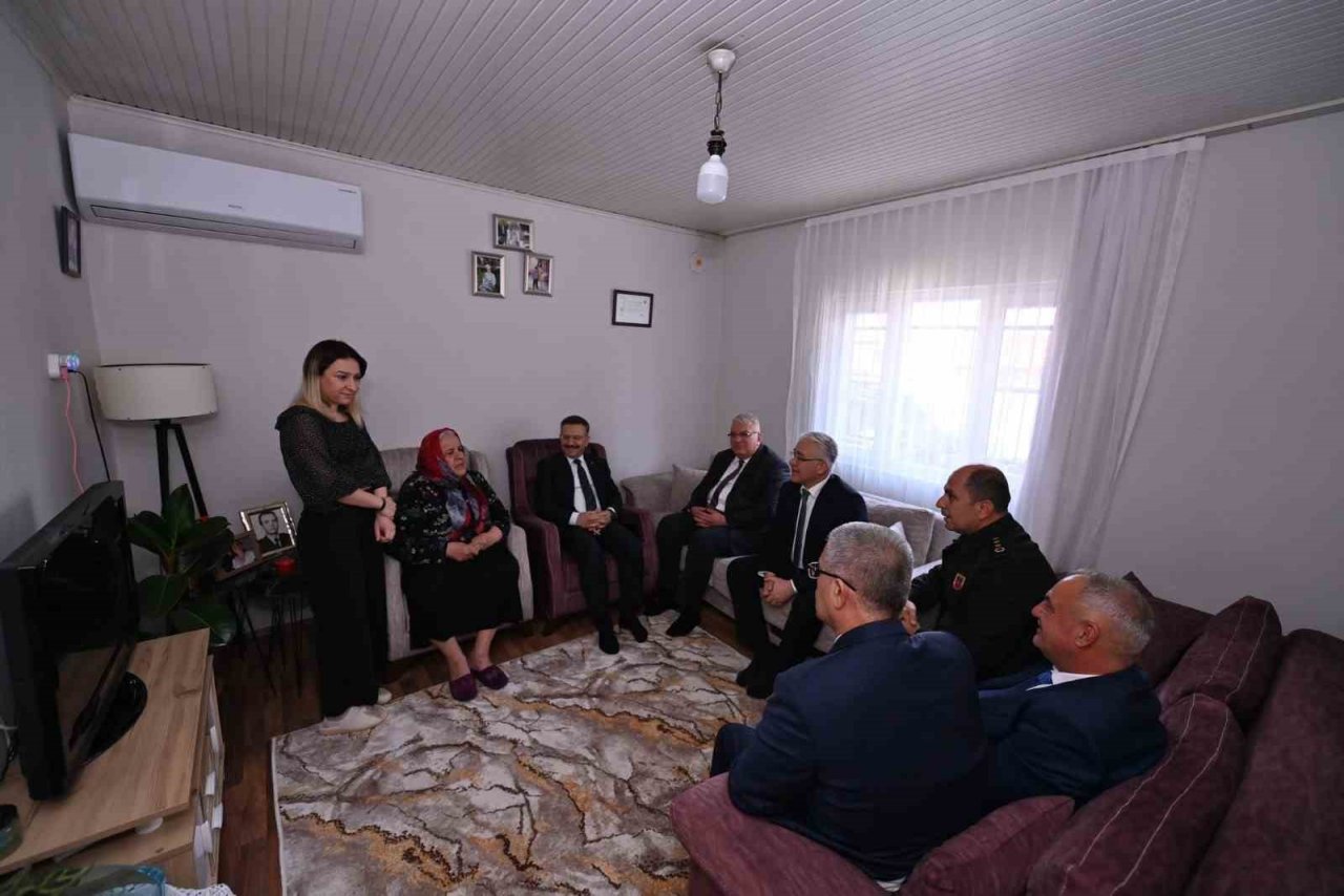 Vali Aksoy, Sultanhisarlı muhtarlar ile bir araya geldi