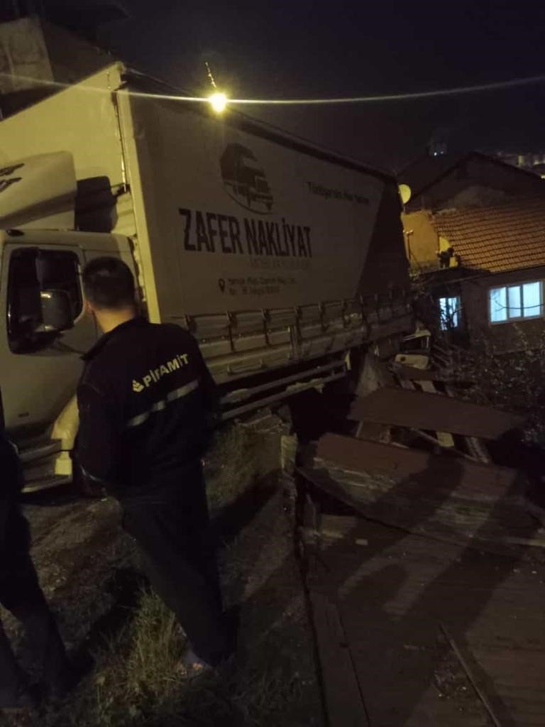 Freni boşalan kamyon park halindeki araca çarptı