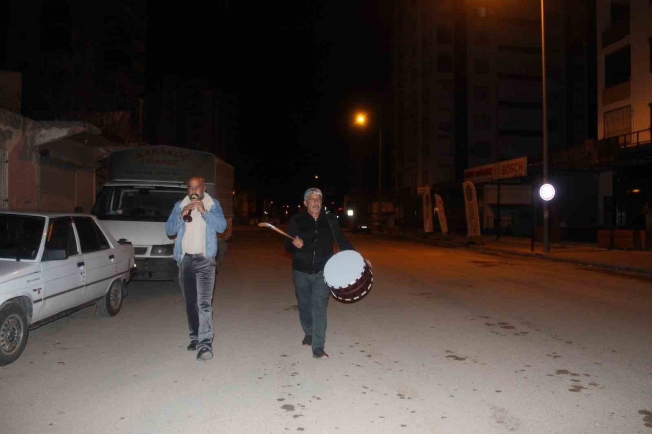 Adana sokakları Ramazan davulcuları ile renklendi