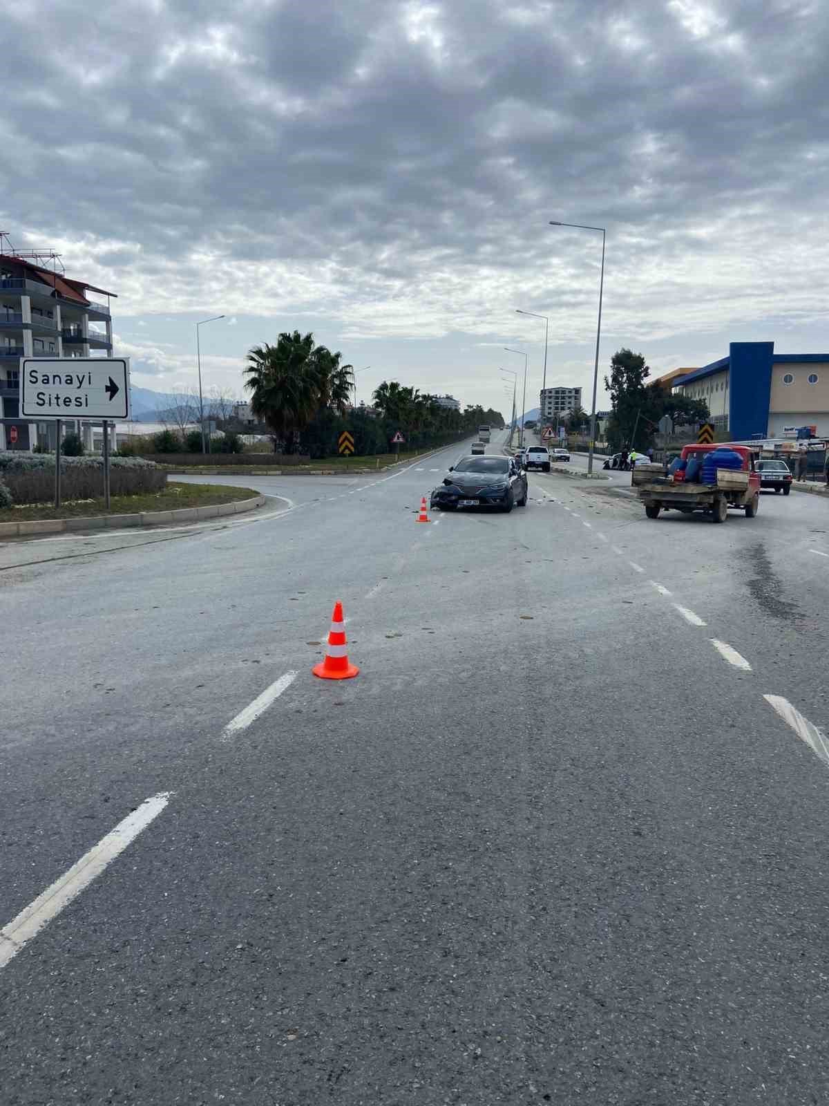 Gazipaşa’da iki otomobil çarpıştı: 2 yaralı