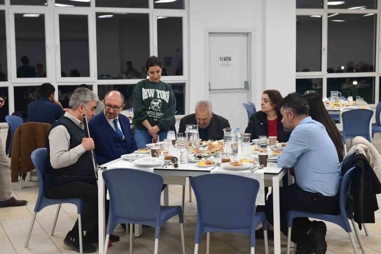 Rektör Erdal iftarda depremzede aileler ile bir araya geldi