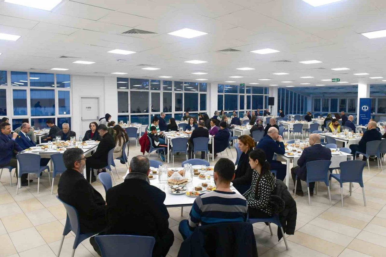 Rektör Erdal iftarda depremzede aileler ile bir araya geldi