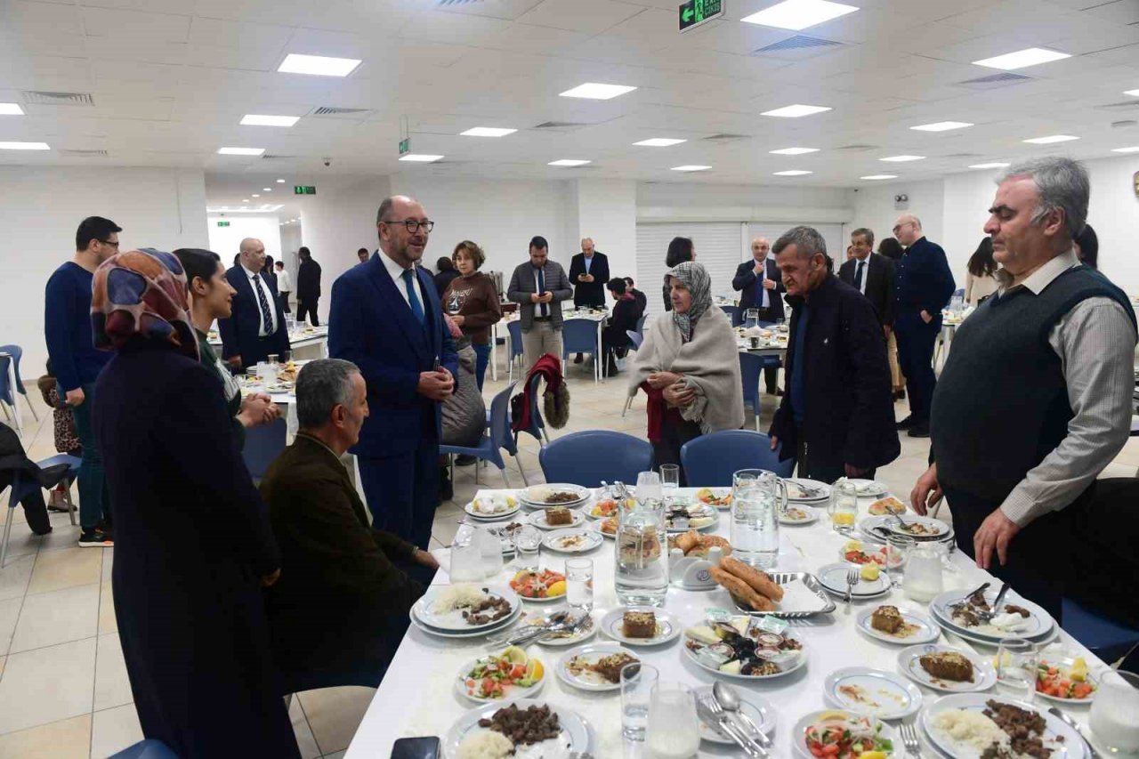 Rektör Erdal iftarda depremzede aileler ile bir araya geldi