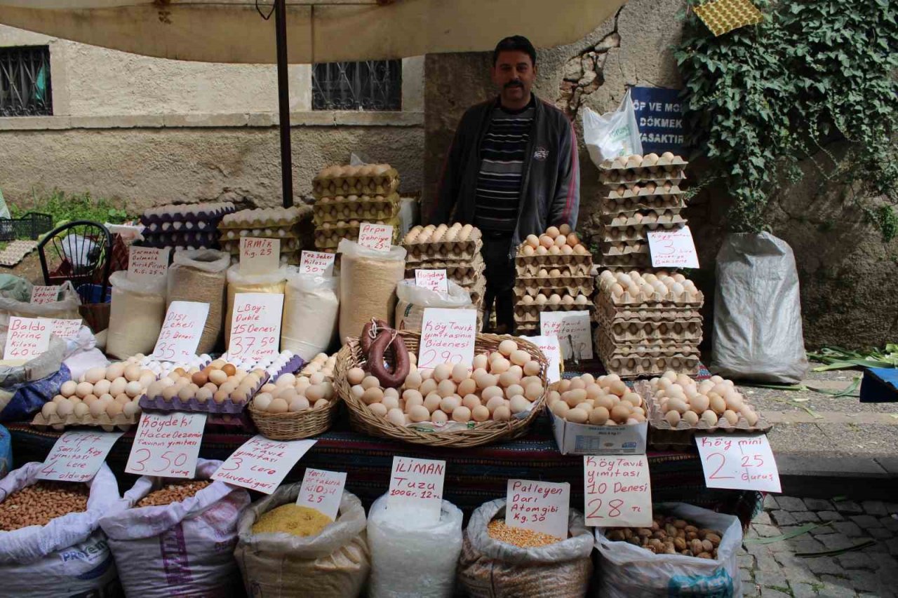 Ege şivesiyle yazdığı notlar görenleri gülümsetiyor