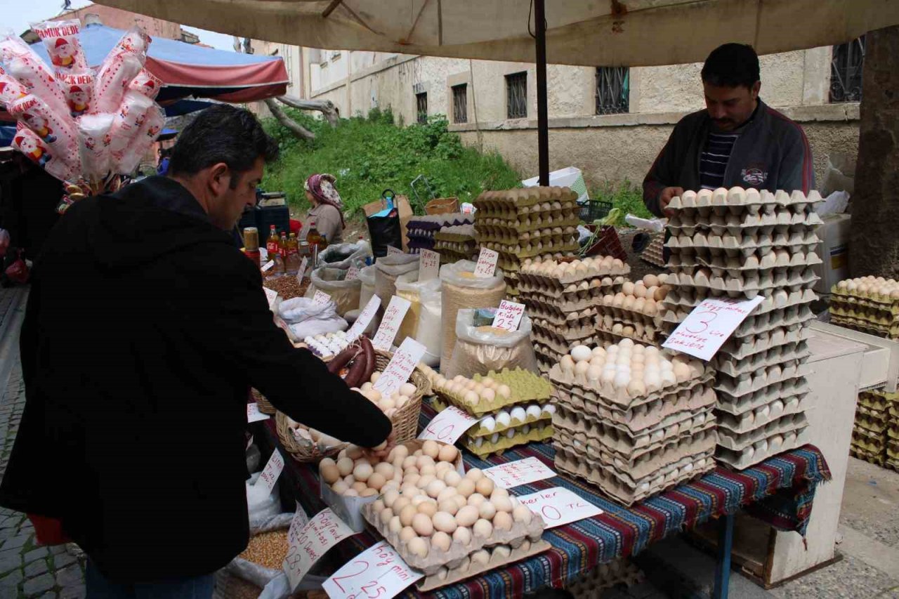 Ege şivesiyle yazdığı notlar görenleri gülümsetiyor