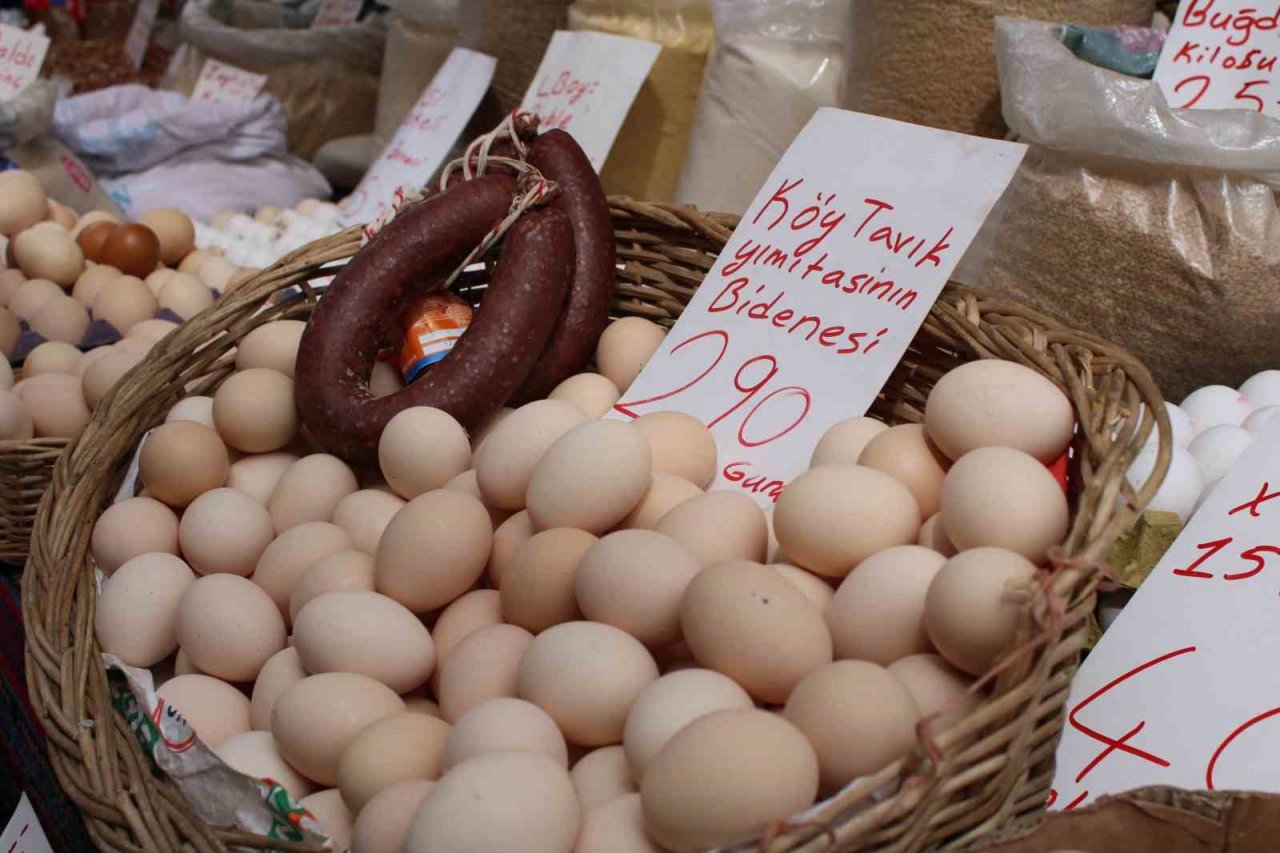 Ege şivesiyle yazdığı notlar görenleri gülümsetiyor