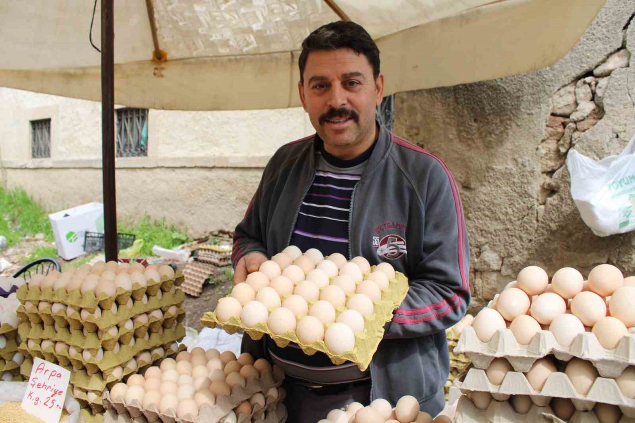 Ege şivesiyle yazdığı notlar görenleri gülümsetiyor