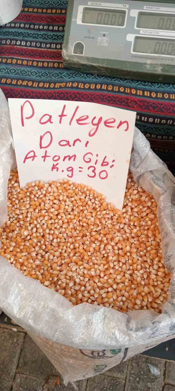 Ege şivesiyle yazdığı notlar görenleri gülümsetiyor