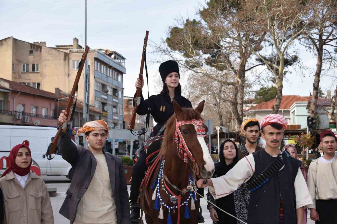 “Şehit Makbule Efe” isimli tiyatro gösterisi büyük alkış topladı