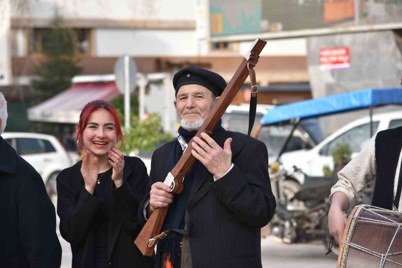 “Şehit Makbule Efe” isimli tiyatro gösterisi büyük alkış topladı