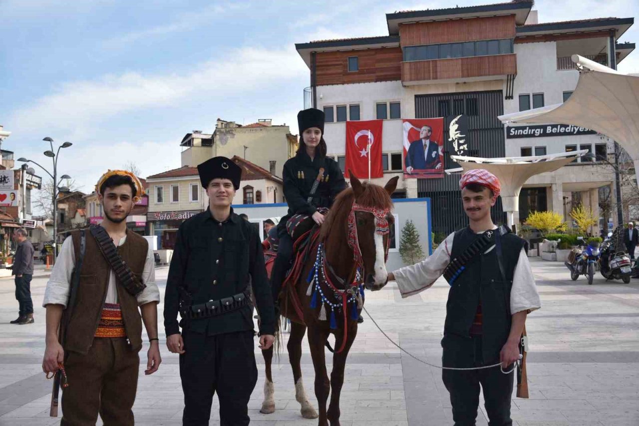 “Şehit Makbule Efe” isimli tiyatro gösterisi büyük alkış topladı