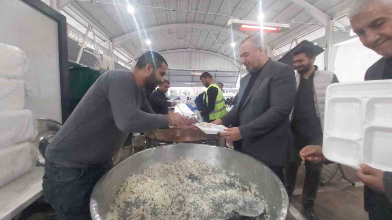 Turanlı, ilk iftar gününde vatandaşlarla aynı sofrayı paylaştı