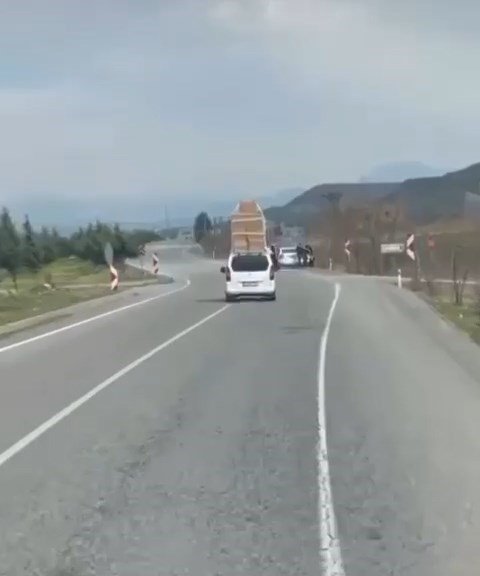 Batman-Kozluk karayolunda şaşırtan görüntü: Hafif ticari üzerine adeta kule yaptı