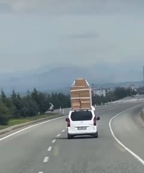 Batman-Kozluk karayolunda şaşırtan görüntü: Hafif ticari üzerine adeta kule yaptı