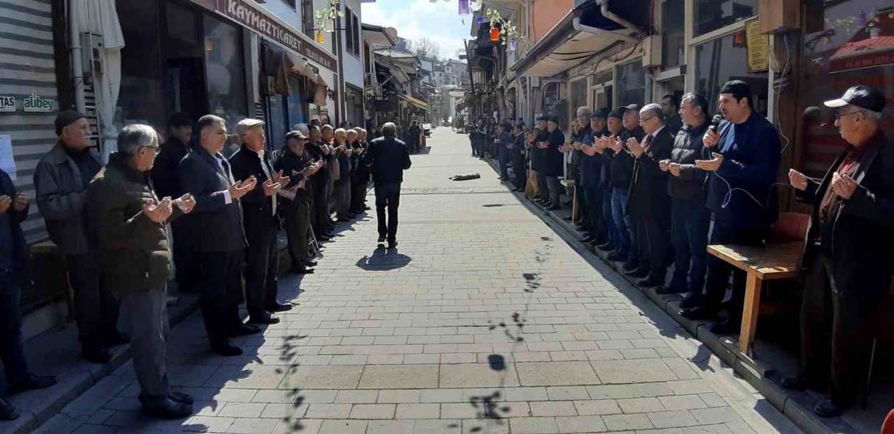 Ramazan ayının ilk cuma namazında 7 asırlık gelenek sürdürüldü