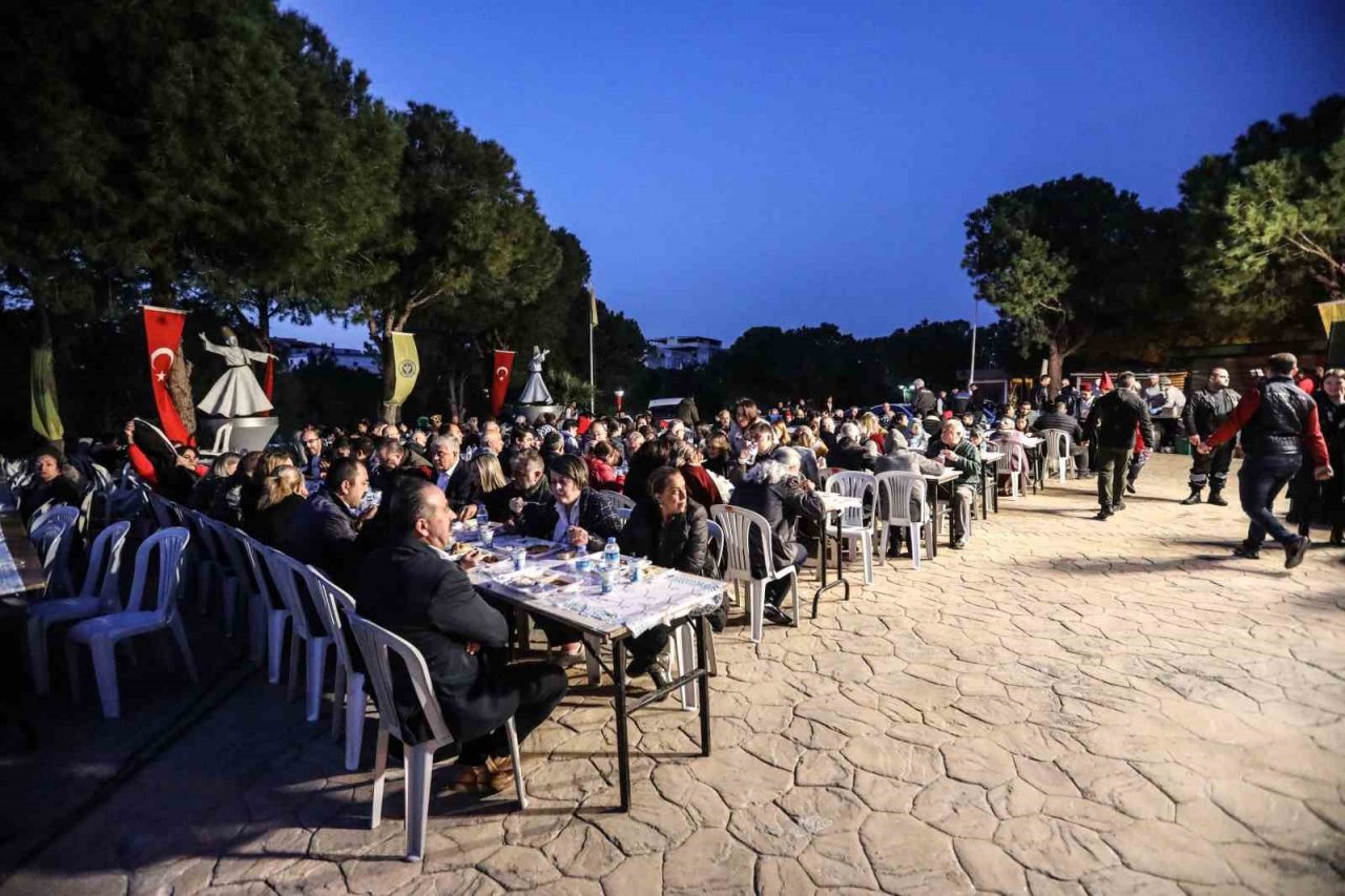 Buca’da ilk iftar sofrası Mevlana Tesisleri’nde kuruldu
