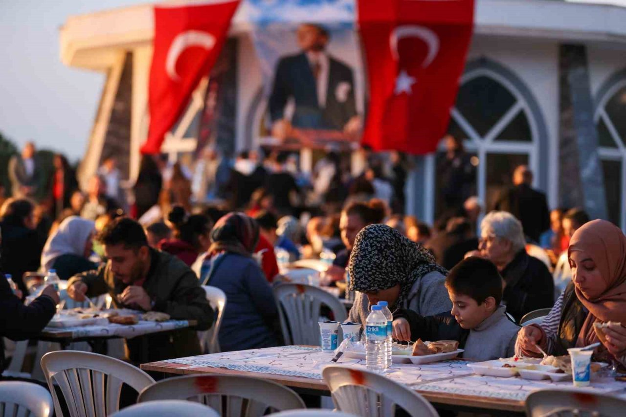 Buca’da ilk iftar sofrası Mevlana Tesisleri’nde kuruldu