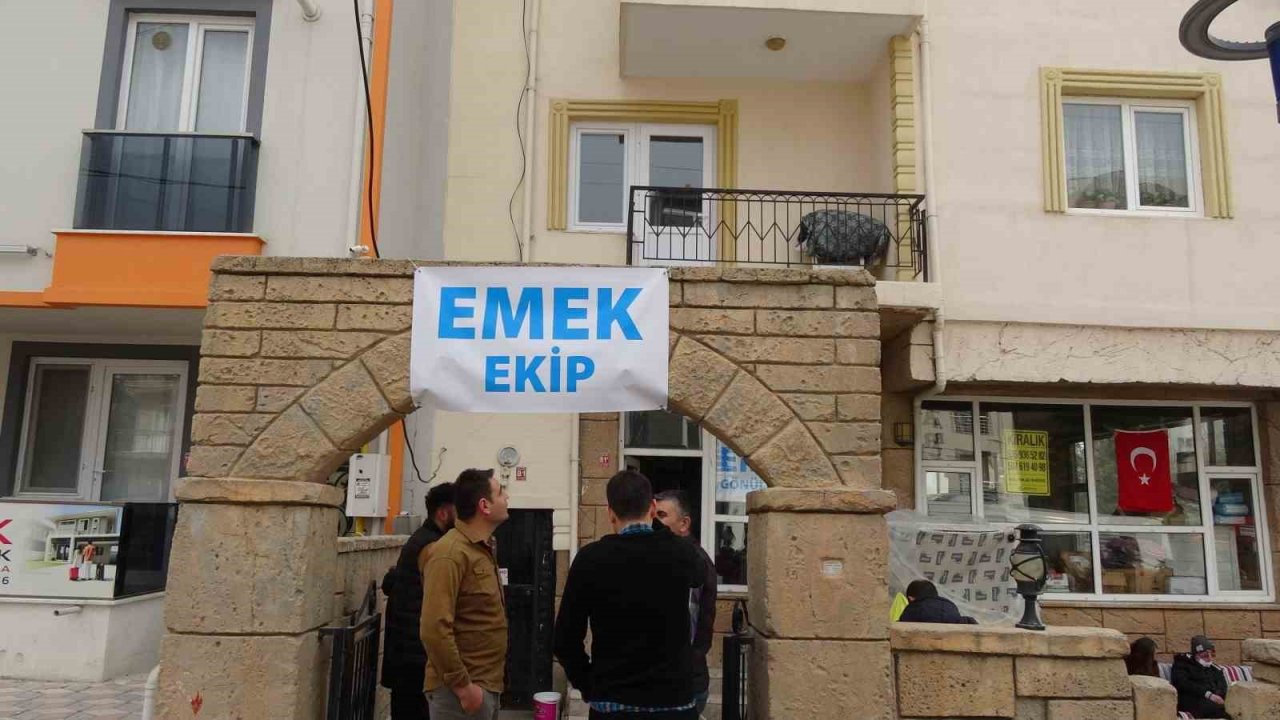 Deprem öncesi muhabbet kuşunun çırpınışlarına uyandı, kafeste sıkıştığını düşündü