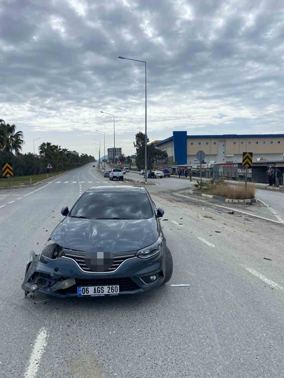 Gazipaşa’da iki otomobil çarpıştı: 2 yaralı