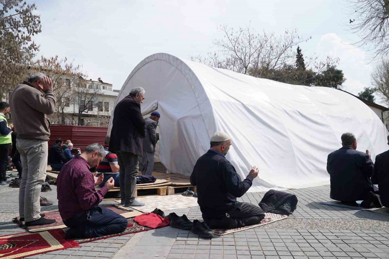 Depremin merkezi Kahramanmaraş’ta Ramazan’ın ilk cuma namazı kılındı