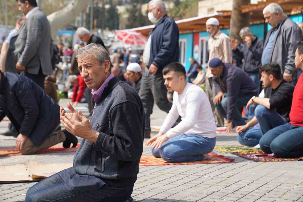 Depremin merkezi Kahramanmaraş’ta Ramazan’ın ilk cuma namazı kılındı