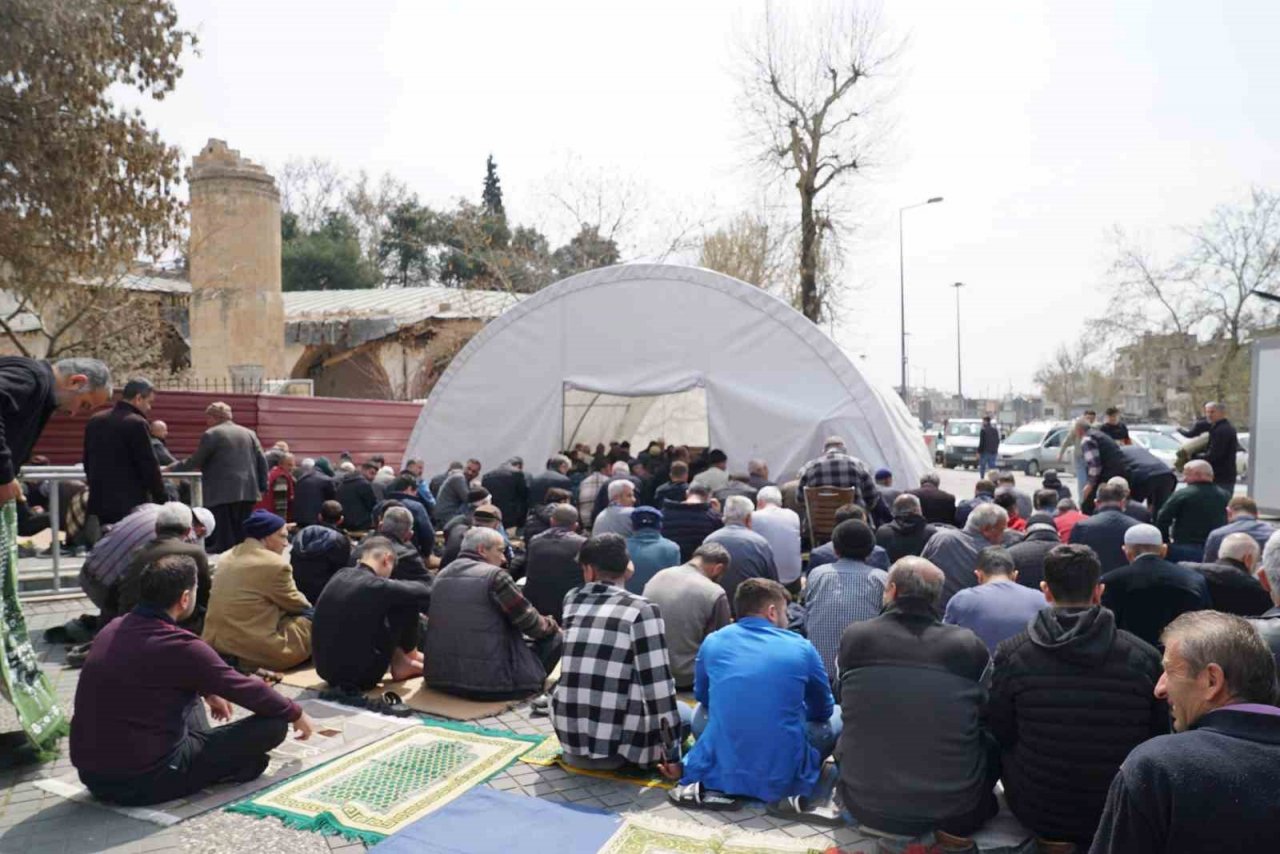 Depremin merkezi Kahramanmaraş’ta Ramazan’ın ilk cuma namazı kılındı