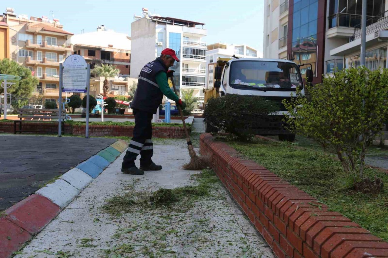 Efeler’in yeşil alanları temizleniyor