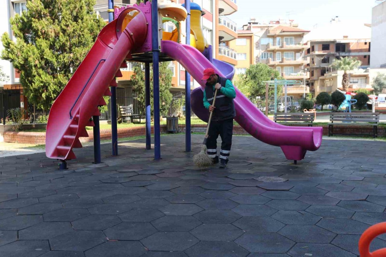 Efeler’in yeşil alanları temizleniyor