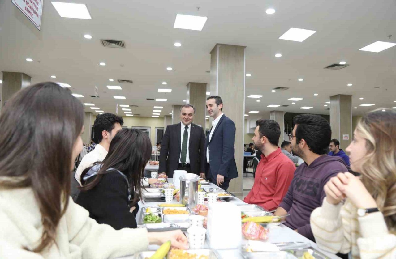 ERÜ Rektörü Altun, Öğrencilerle İftar Yaptı