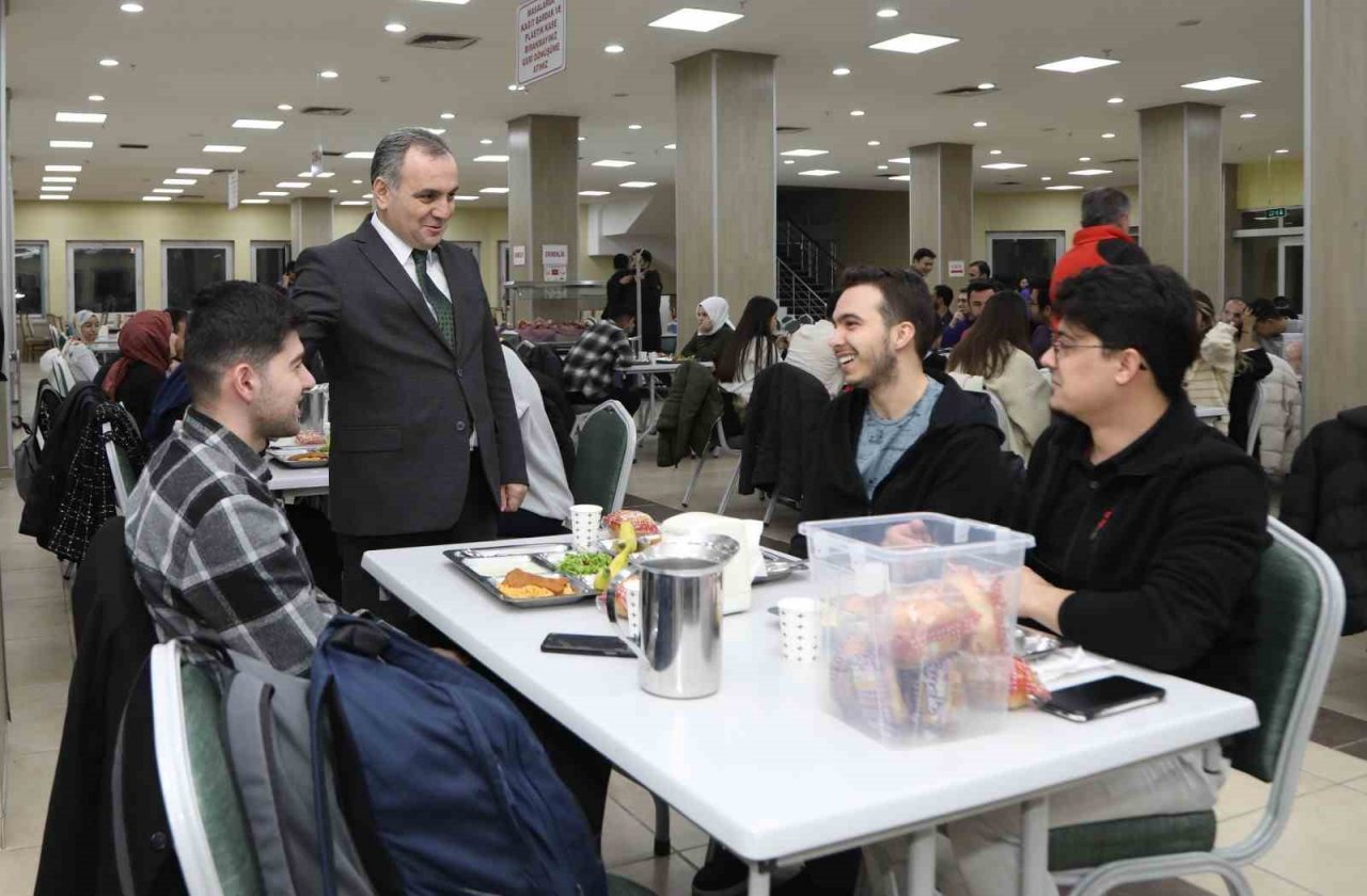 ERÜ Rektörü Altun, Öğrencilerle İftar Yaptı