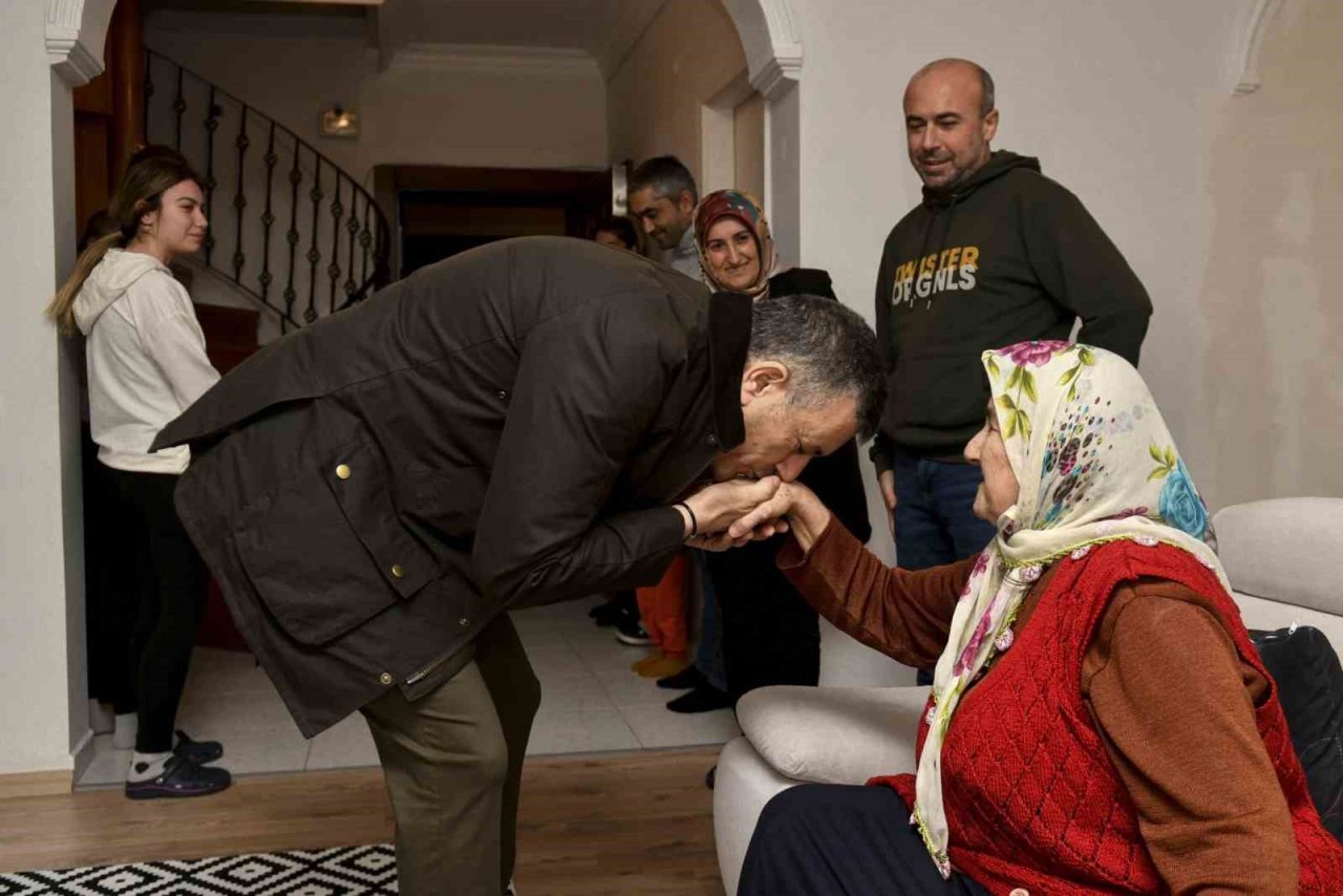 Esenyurt Belediye Başkanı Bozkurt ilk iftarını depremzede aile ile yaptı