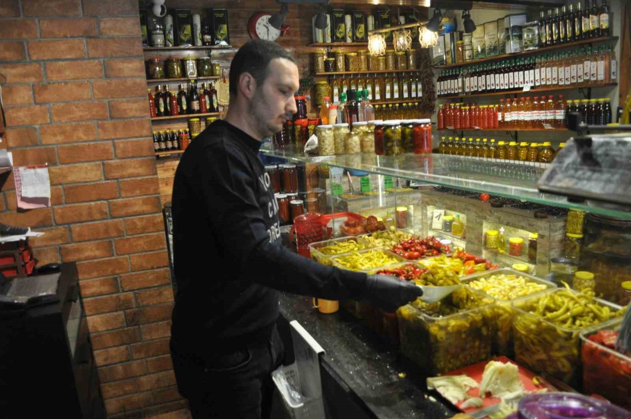 İftarlık turşulara vatandaştan yoğun ilgi