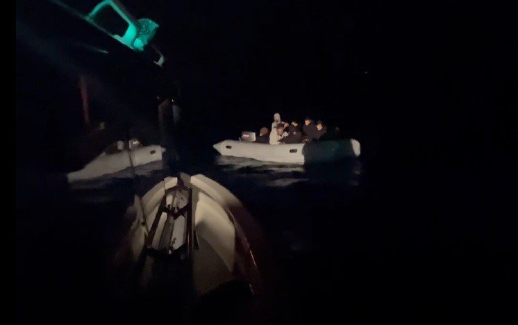 İzmir açıklarında 59 göçmen kurtarıldı, 1 Türk vatandaşı yakalandı