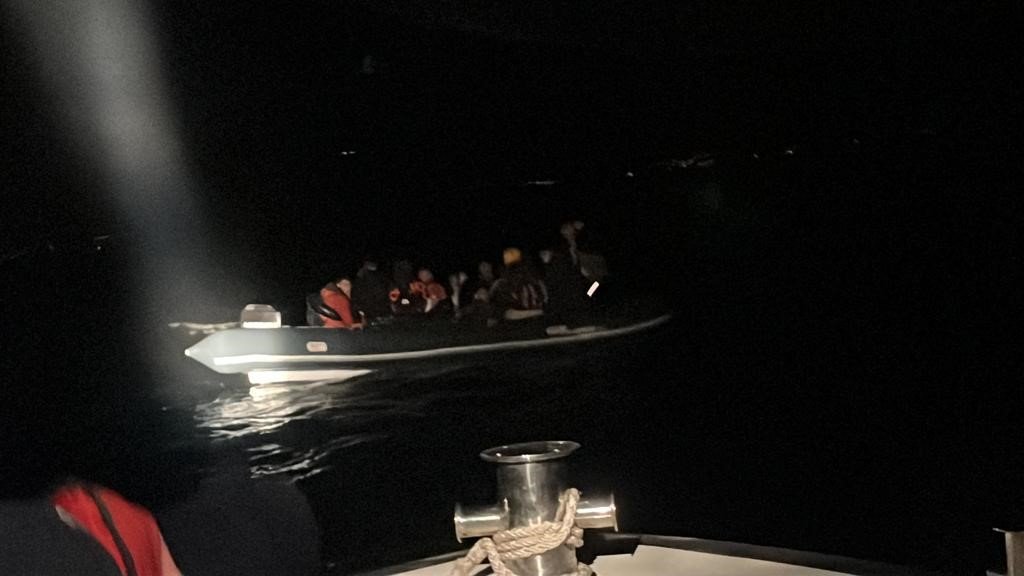İzmir açıklarında 59 göçmen kurtarıldı, 1 Türk vatandaşı yakalandı