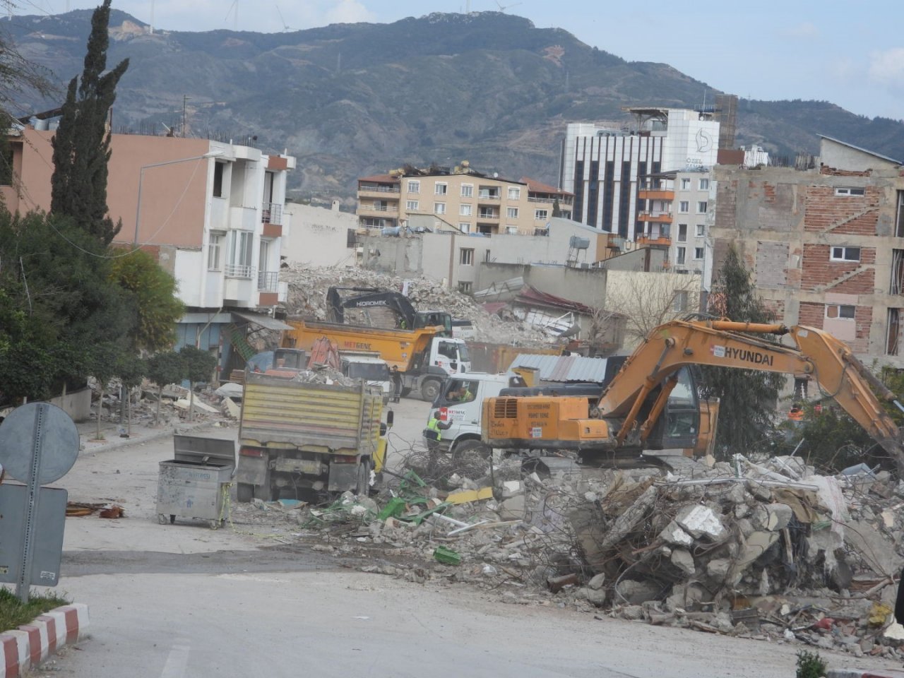 Samandağ enkaz kaldırma ve yıkım çalışmaları 9 mahallede devam ediyor