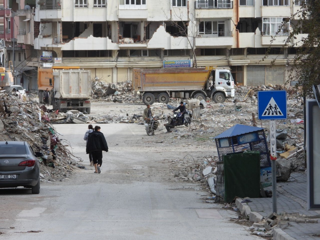 Samandağ enkaz kaldırma ve yıkım çalışmaları 9 mahallede devam ediyor