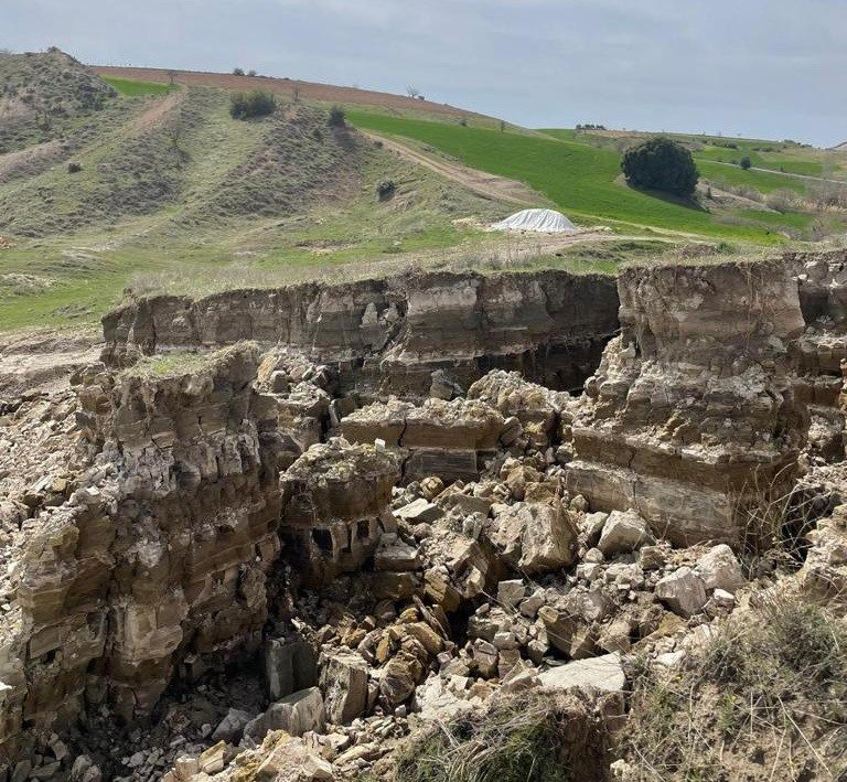 Depremde Girik köyünde fay kırığı oluştu