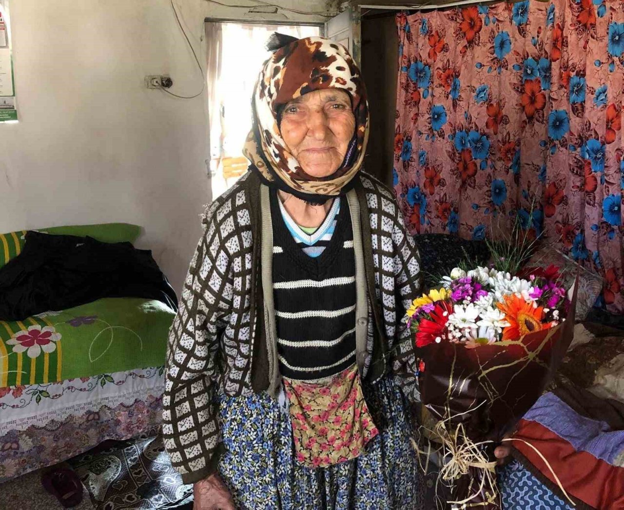 Karacasu’da öğrenciler yaşlıları yalnız bırakmıyor