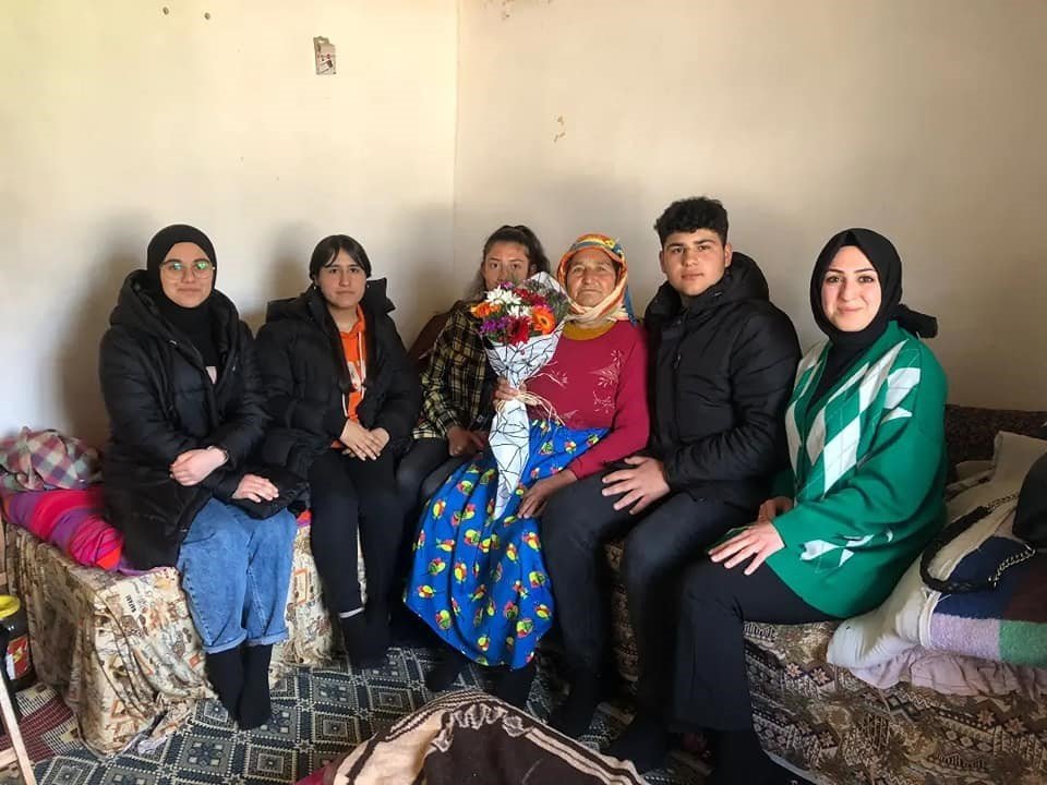 Karacasu’da öğrenciler yaşlıları yalnız bırakmıyor