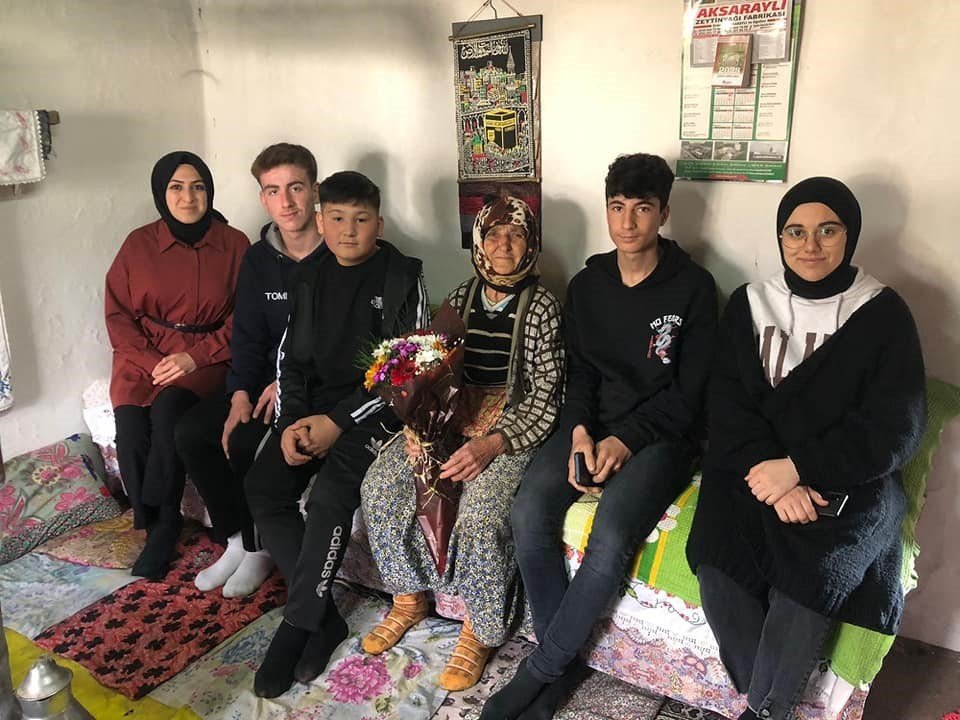 Karacasu’da öğrenciler yaşlıları yalnız bırakmıyor