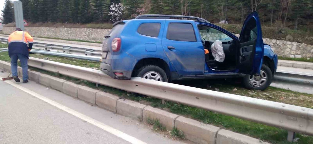 Kontrolden çıkan araç orta refüje daldı