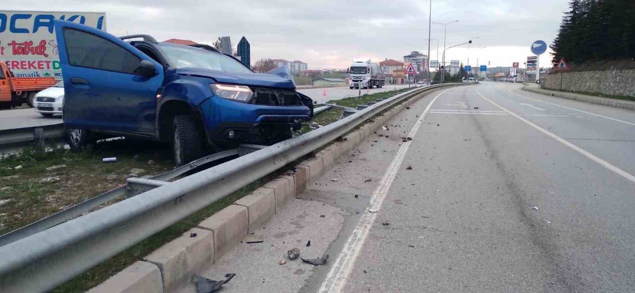 Kontrolden çıkan araç orta refüje daldı