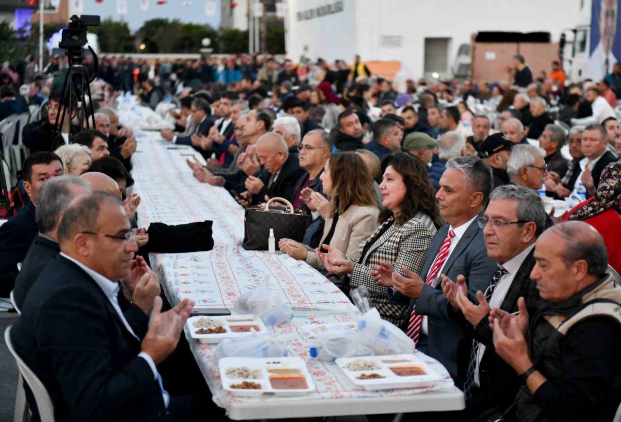 Başkan Uysal, Kırcamililerle tapuların verildiği iftarda buluştu