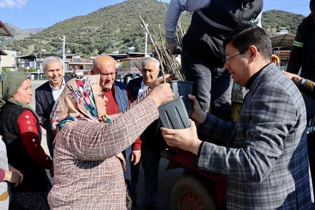 Başkan Özcan üreticinin yüzünü güldürdü