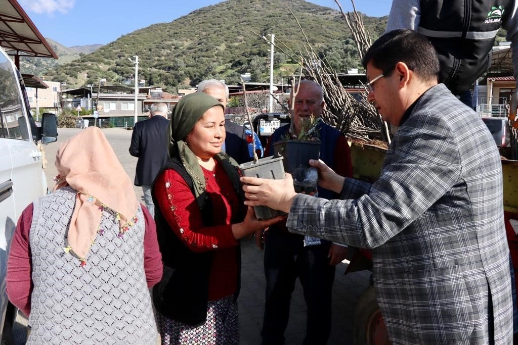 Başkan Özcan üreticinin yüzünü güldürdü